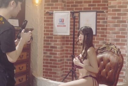 Nữ ca sĩ sexy bị anh nhiếp ảnh gia khống chế chụp ảnh nóng bỏng