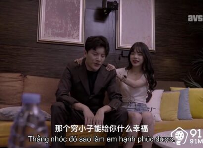 Ông bầu ép gái đẹp cởi đồ mới được vào showbiz