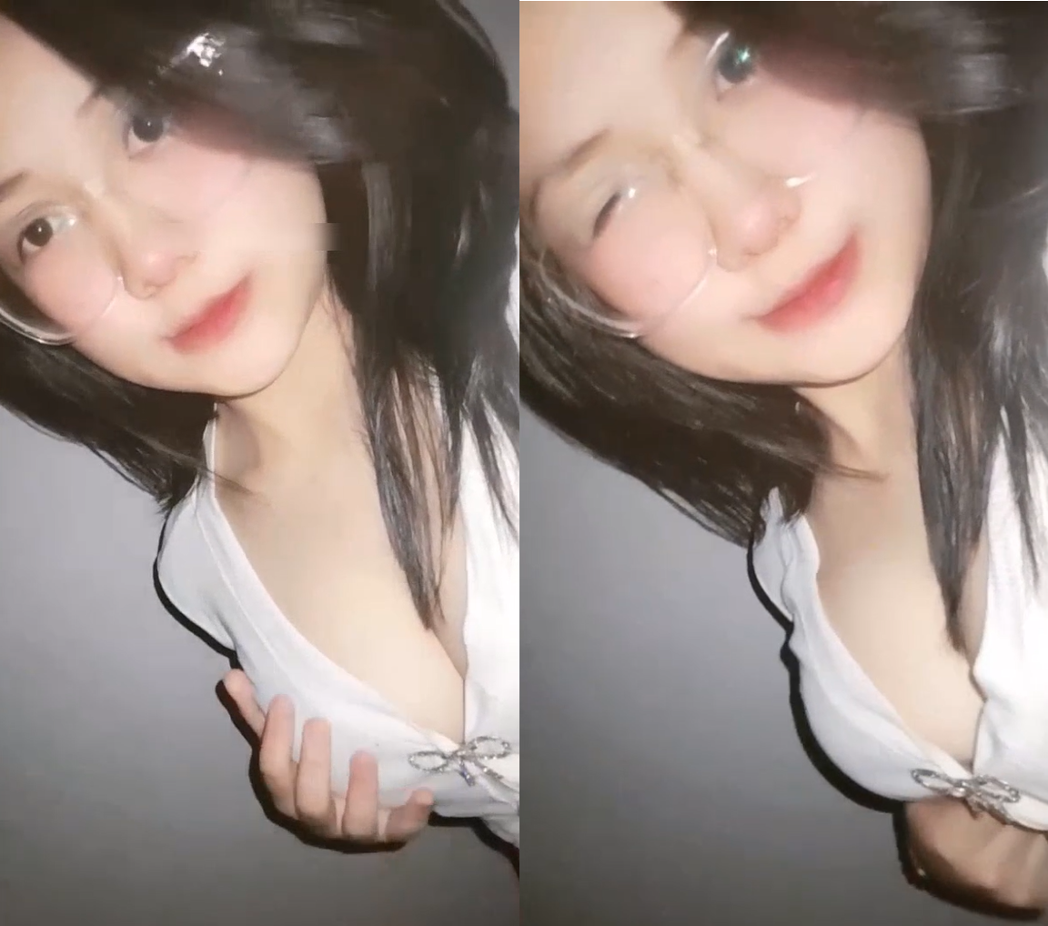 Em hotgirl vạch ngực khoe người yêu